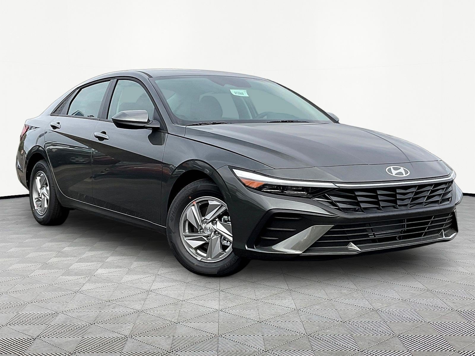 New 2026 Hyundai Elantra SE FWD image 3