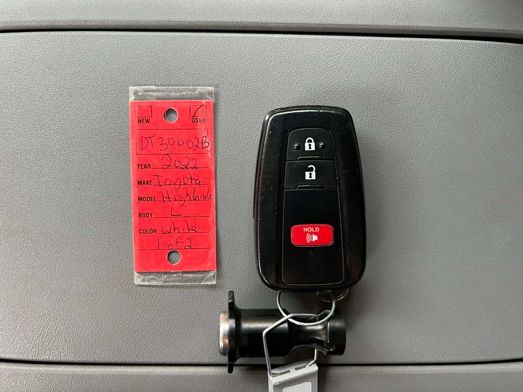 Used 2022 Toyota Highlander L image 28