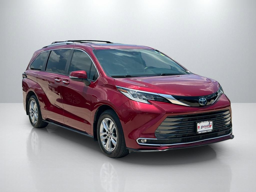 Used 2023 Toyota Sienna Limited FWD image 3