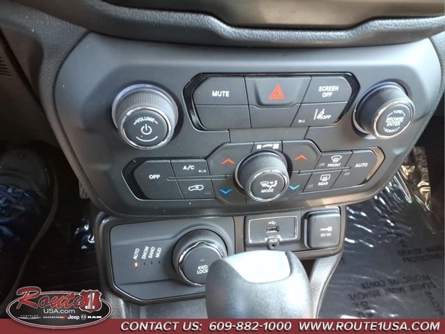Used 2023 Jeep Renegade Latitude AWD/4WD image 35