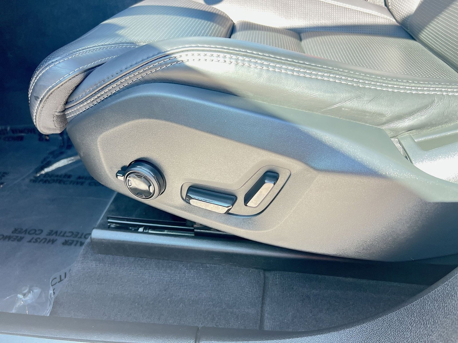 Certified 2023 Volvo XC60 B6 Ultimate w/ Climate Package image 14