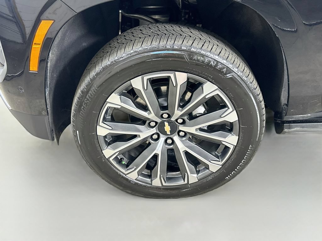 Used 2025 Chevrolet Suburban High Country AWD/4WD image 8