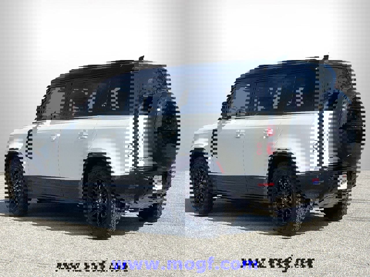 Used 2023 Land Rover Defender 110 X-Dynamic SE image 2