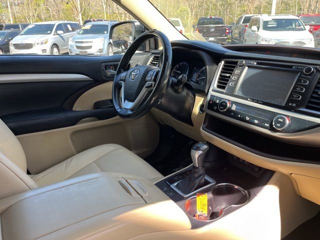 Used 2017 Toyota Highlander XLE image 16