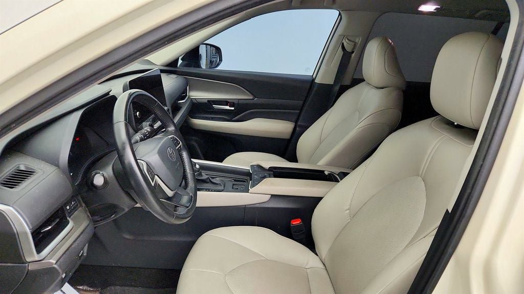 Used 2024 Toyota Grand Highlander AWD image 14