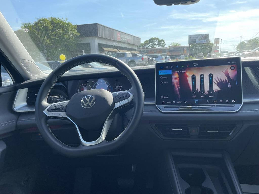 Certified 2025 Volkswagen Tiguan SE FWD image 12