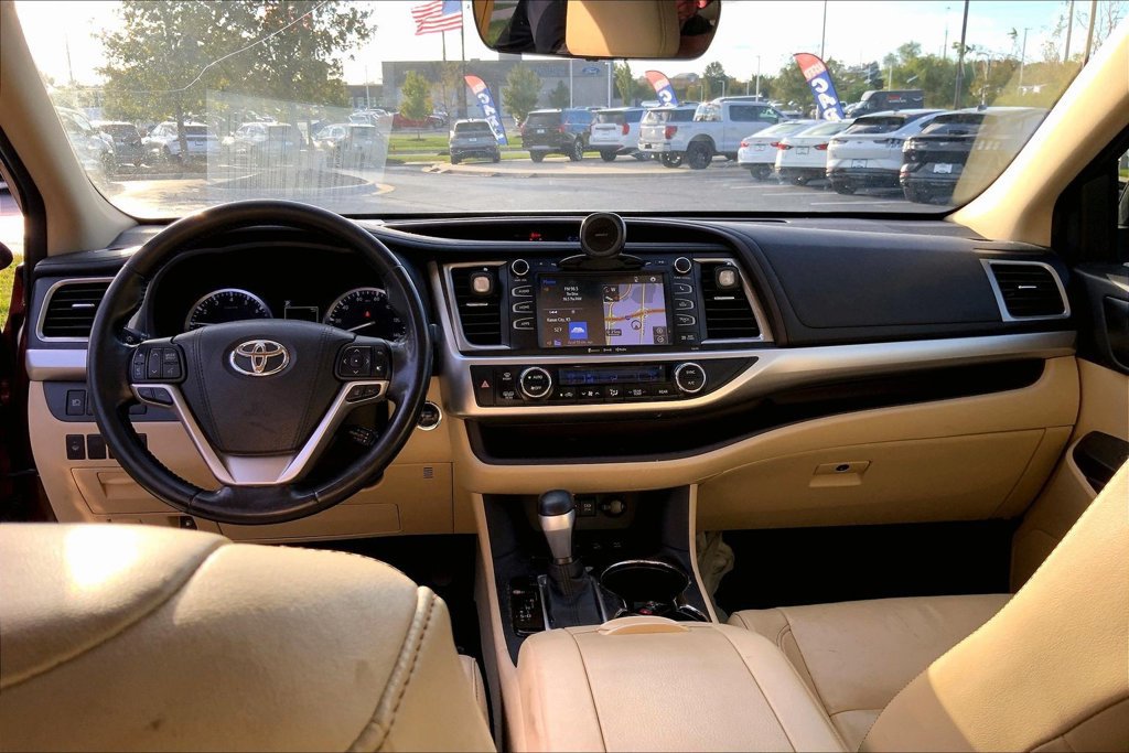 Used 2017 Toyota Highlander XLE AWD/4WD image 10