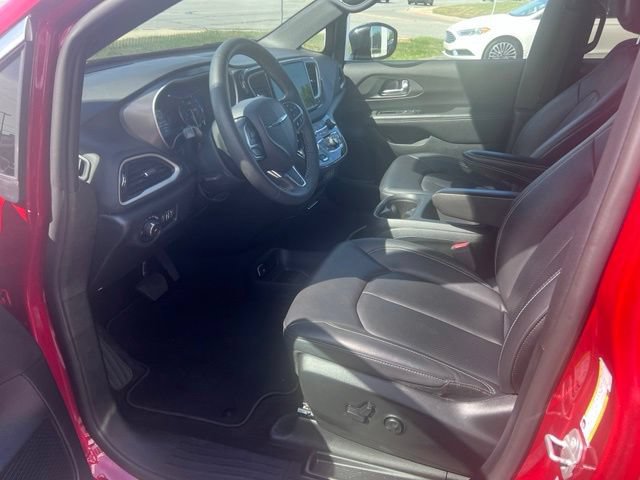 Used 2025 Chrysler Pacifica Select FWD image 9