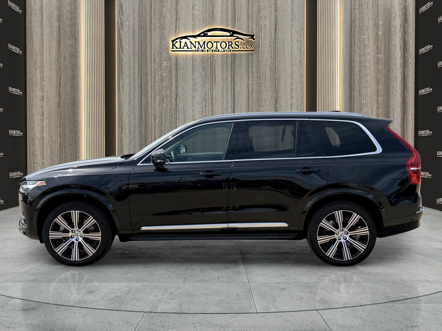 Used 2025 Volvo XC90 T8 Ultra w/ Protection Package Premier AWD/4WD image 4