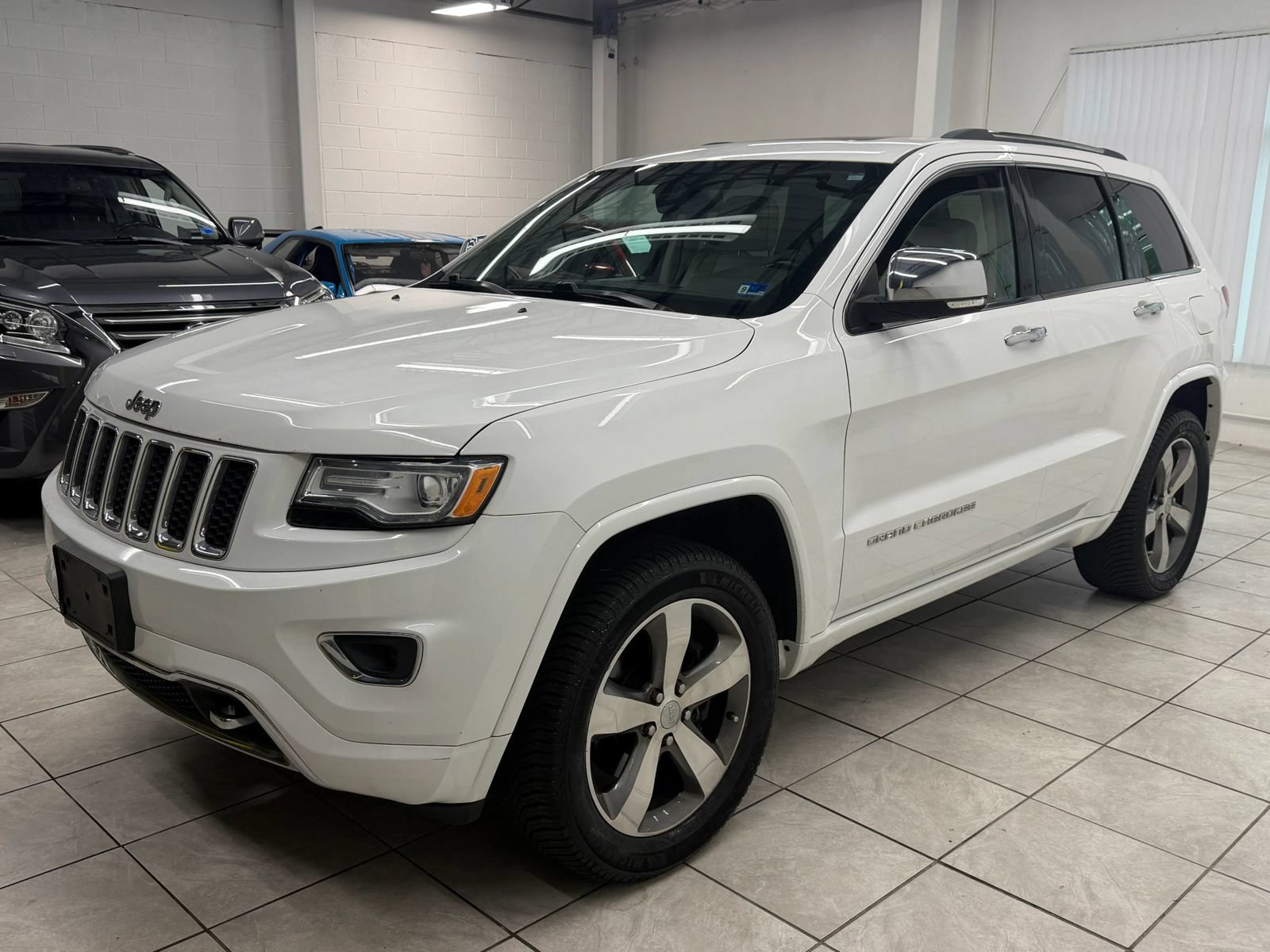 Used 2015 Jeep Grand Cherokee Overland AWD/4WD image 3