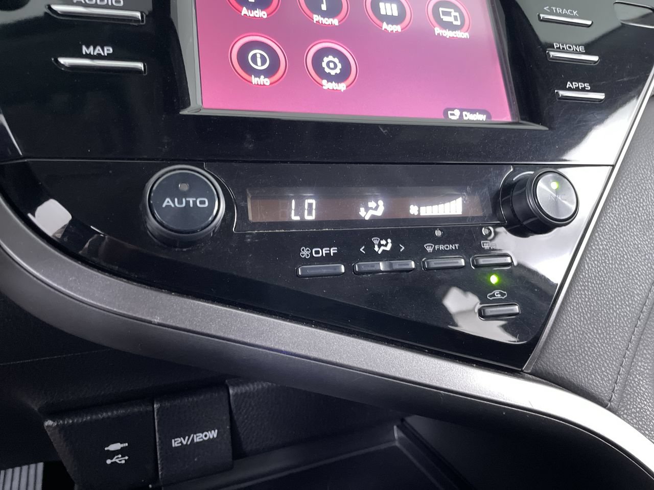 Used 2019 Toyota Camry SE w/ Convenience Package FWD image 16