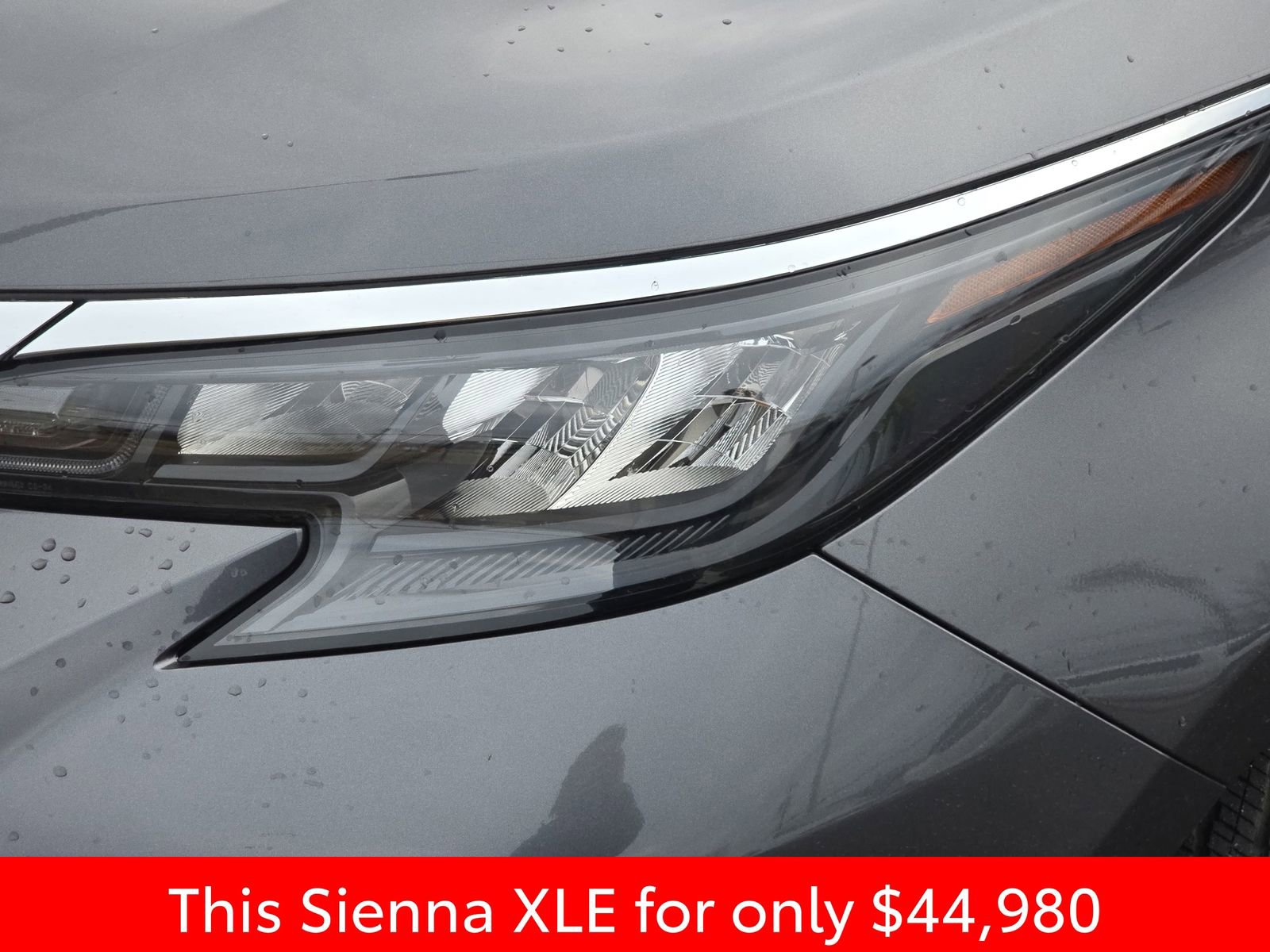 Used 2025 Toyota Sienna XLE image 40