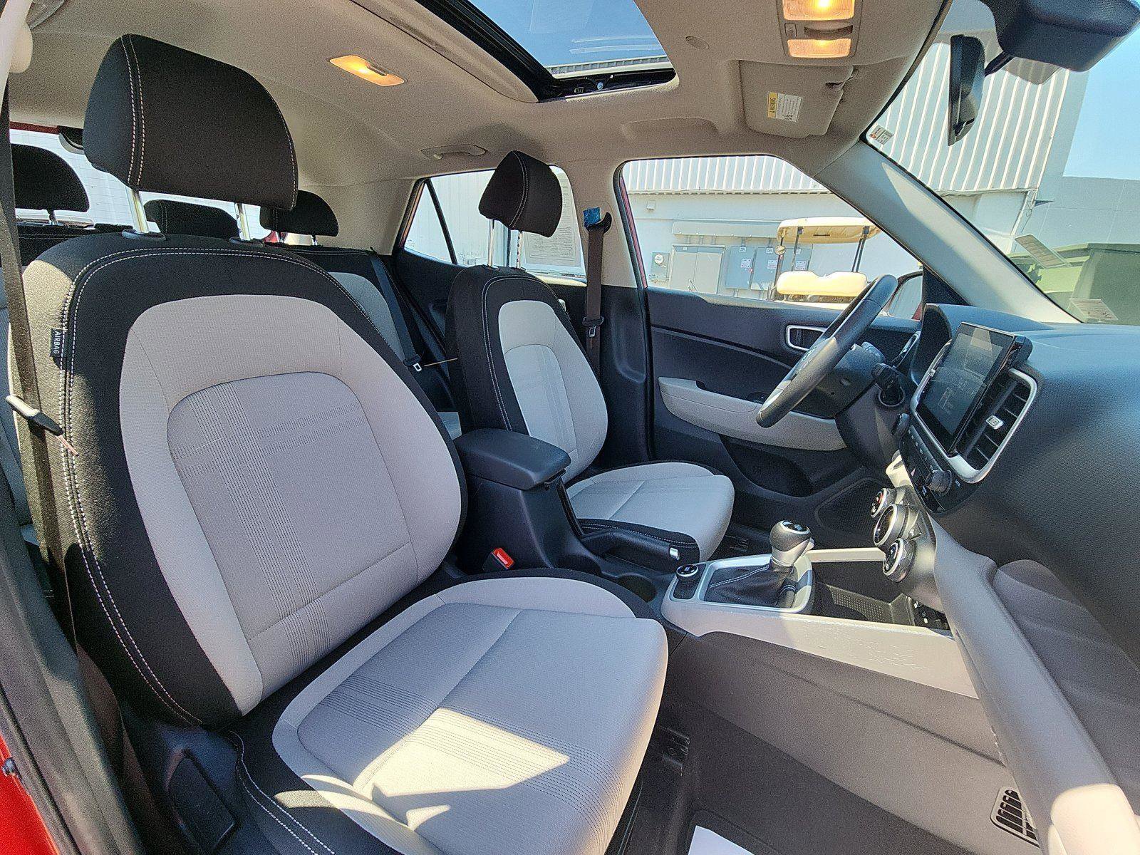 Used 2025 Hyundai Venue SEL image 24