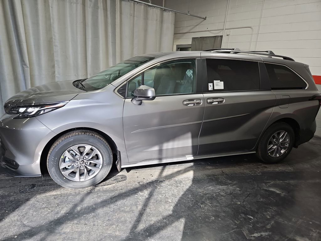 New 2026 Toyota Sienna XLE image 4