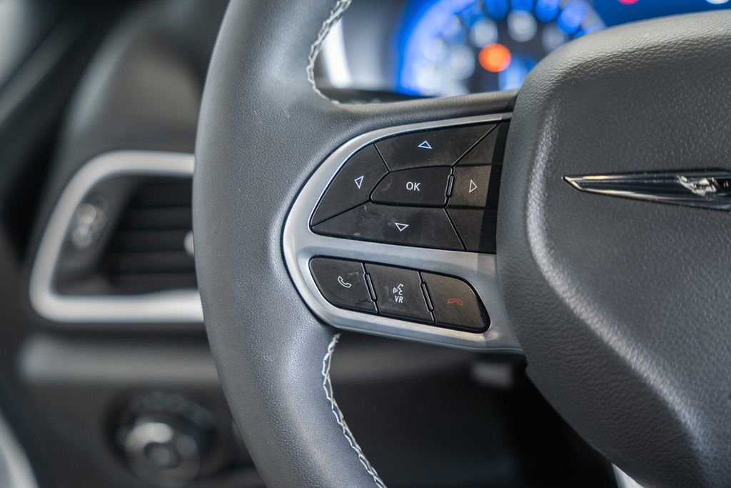 Used 2025 Chrysler Pacifica Select image 33