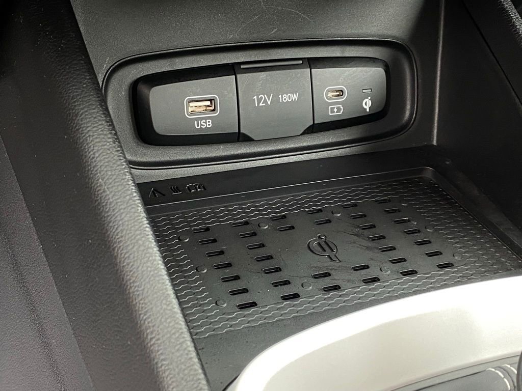 Used 2024 Hyundai Venue Limited image 20