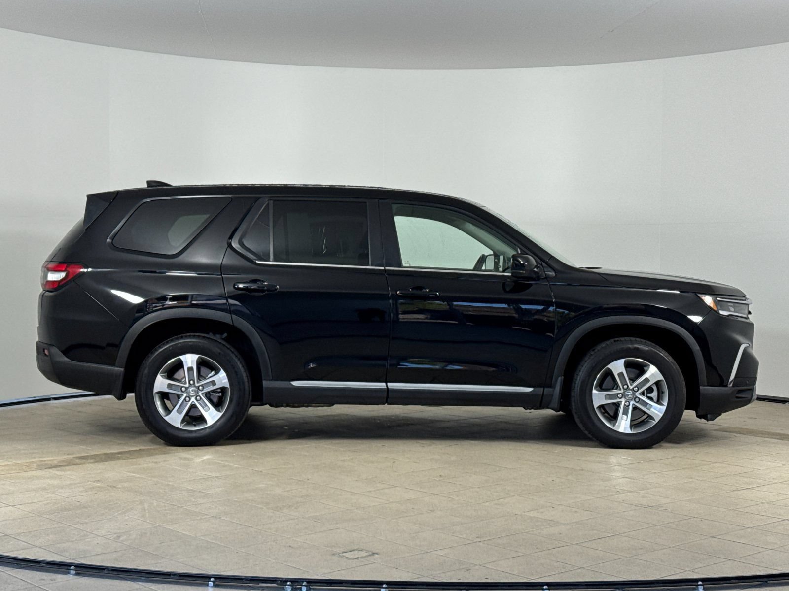 Used 2025 Honda Pilot EX-L image 7