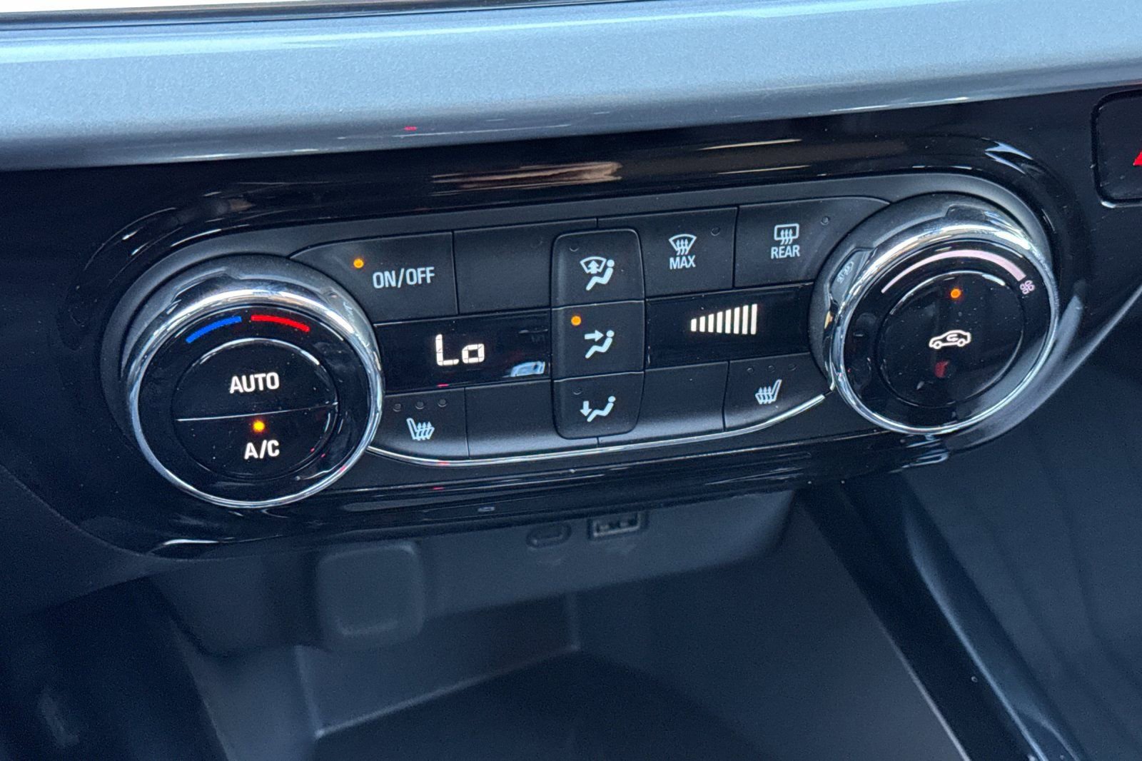 Used 2025 Chevrolet Trax LT w/ Driver Confidence Package image 21