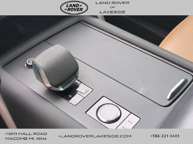 Used 2023 Land Rover Discovery Metropolitan Edition AWD/4WD image 9