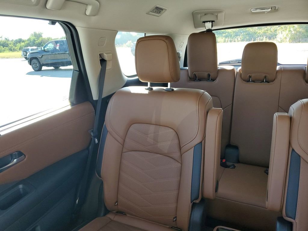 Used 2025 Nissan Pathfinder Platinum image 12