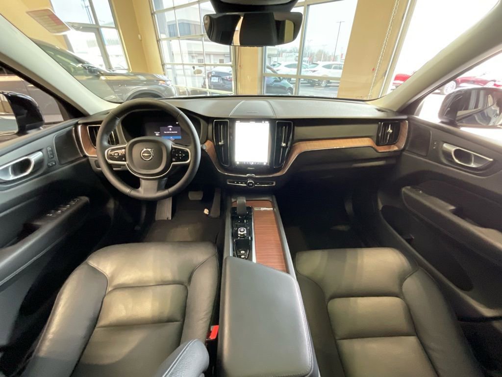Used 2024 Volvo XC60 B5 Plus image 8
