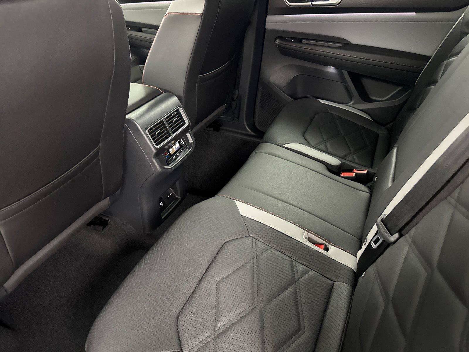 New 2026 Volkswagen Atlas Peak Edition AWD/4WD image 11
