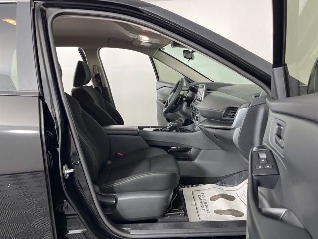 Used 2025 Nissan Rogue S image 38