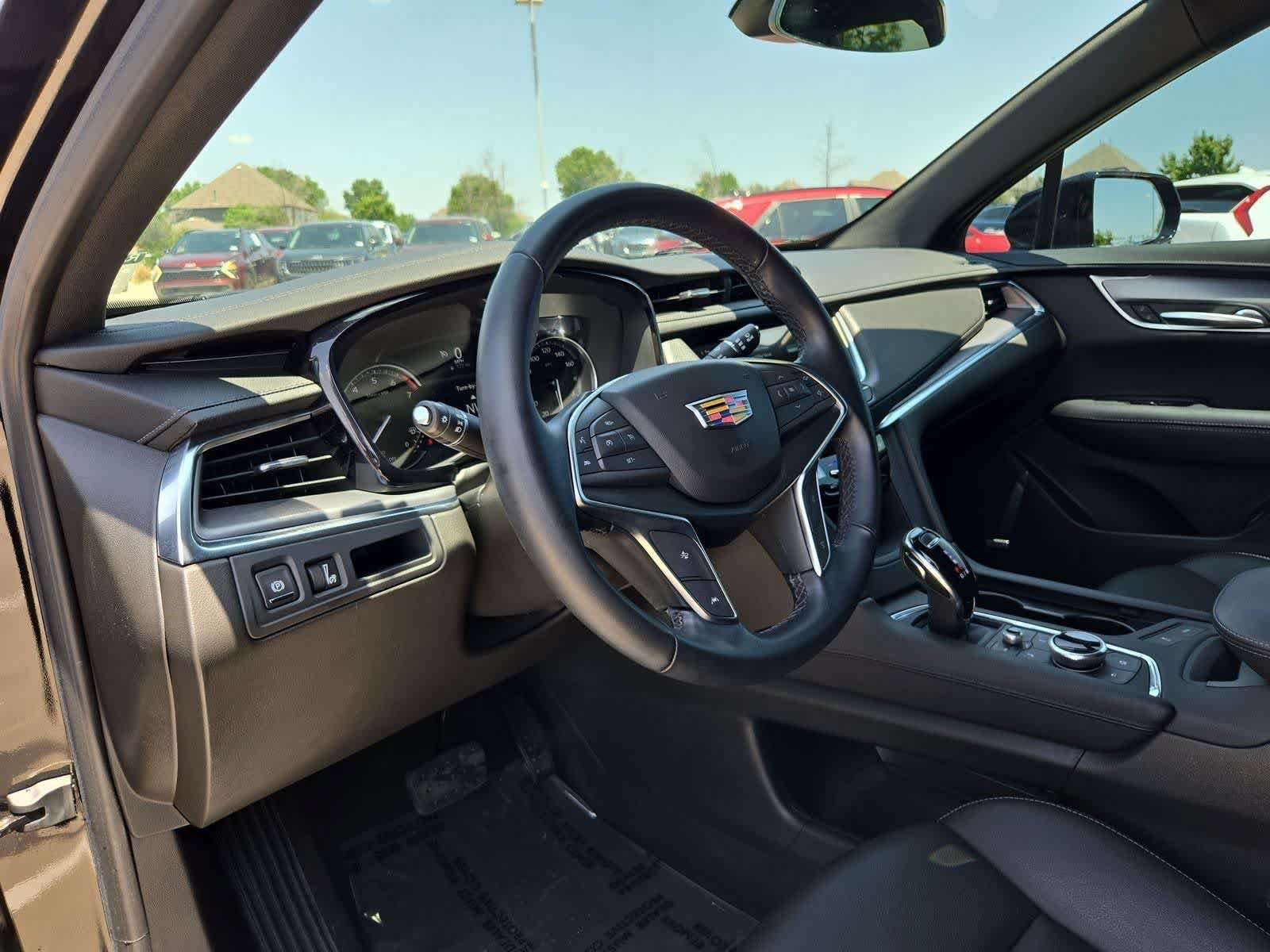 Used 2024 Cadillac XT5 Luxury FWD image 2