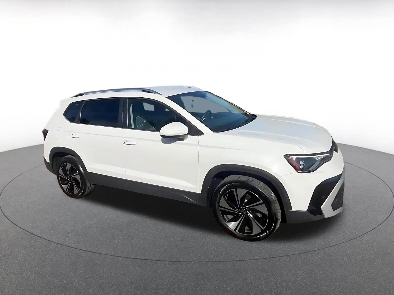 Used 2025 Volkswagen Taos SE image 2