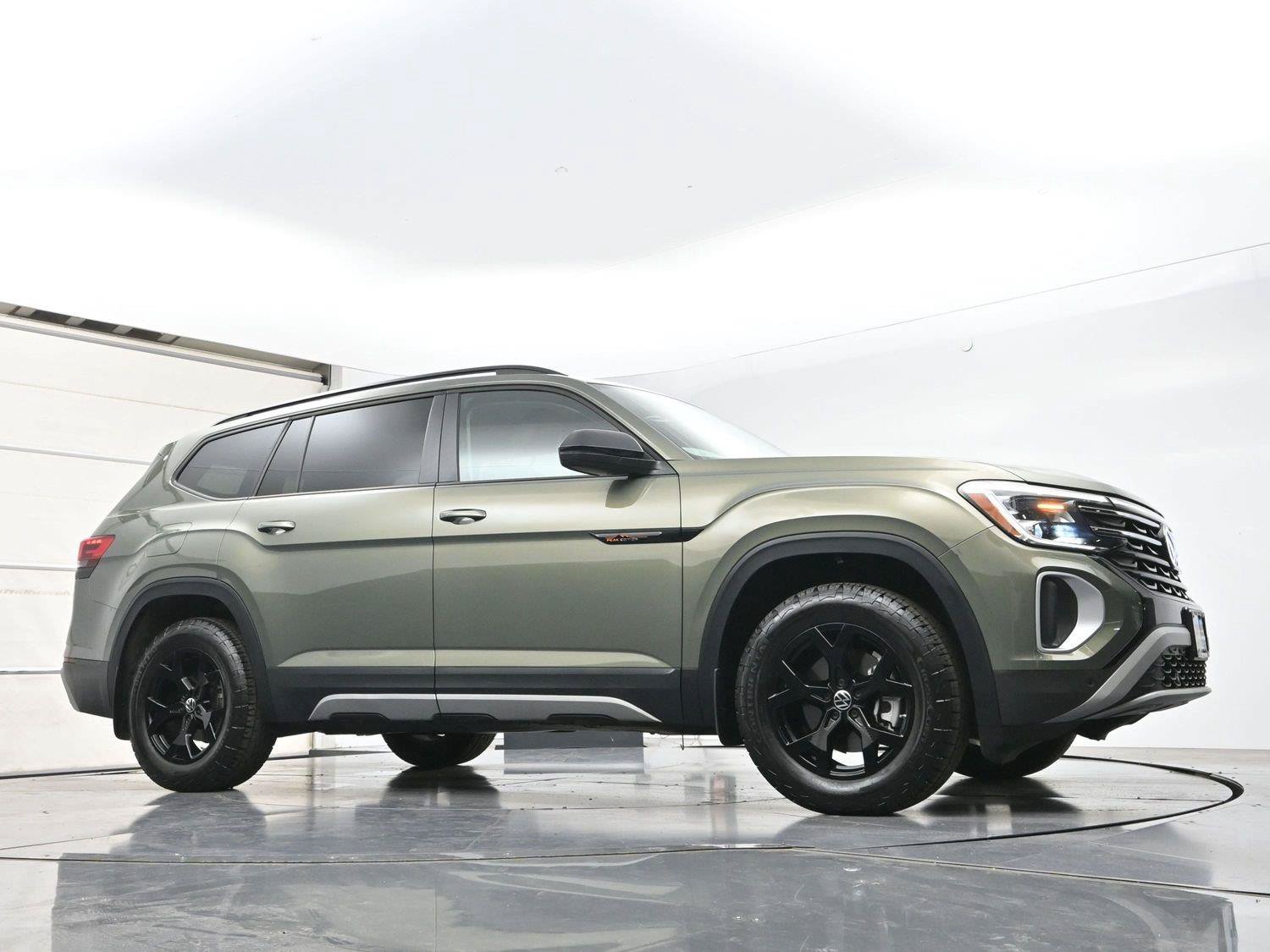 Used 2025 Volkswagen Atlas Peak Edition SE AWD/4WD image 35