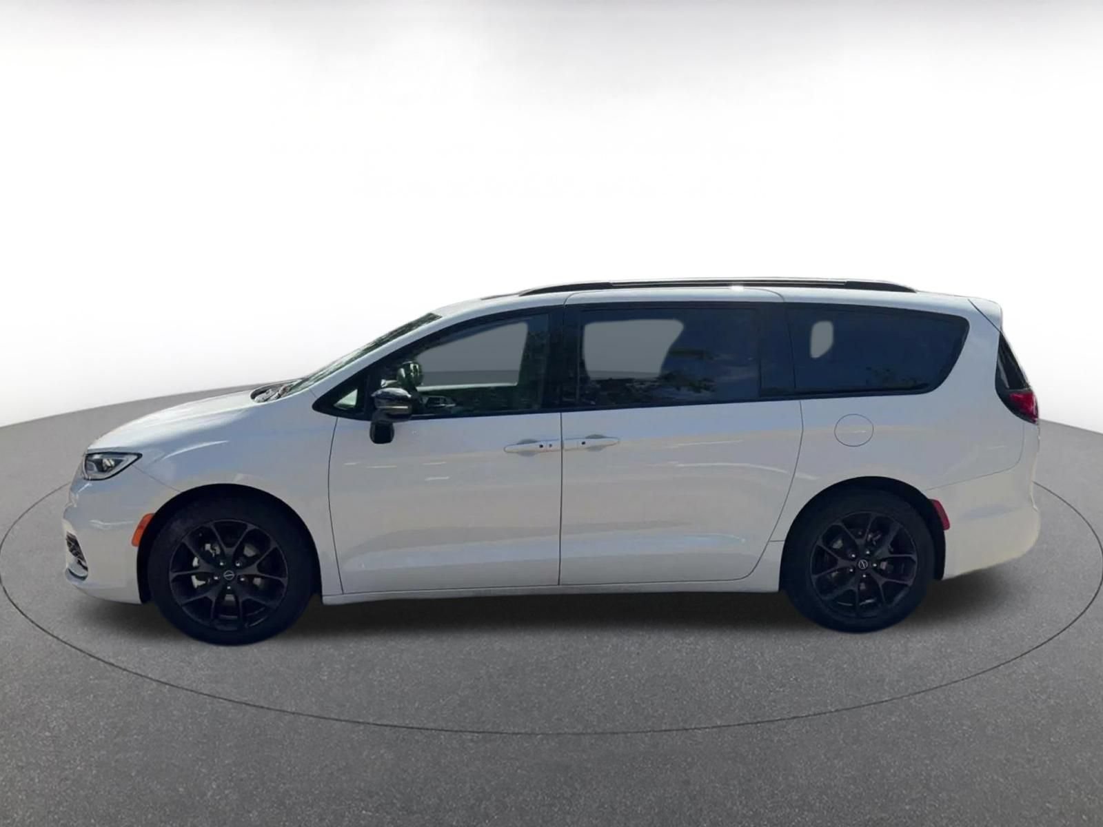 Used 2025 Chrysler Pacifica Limited FWD image 7