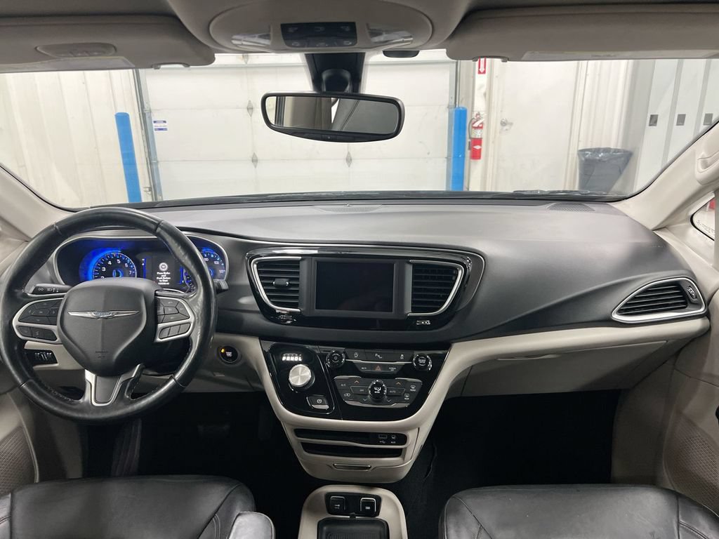 Used 2020 Chrysler Pacifica Touring-L FWD image 10