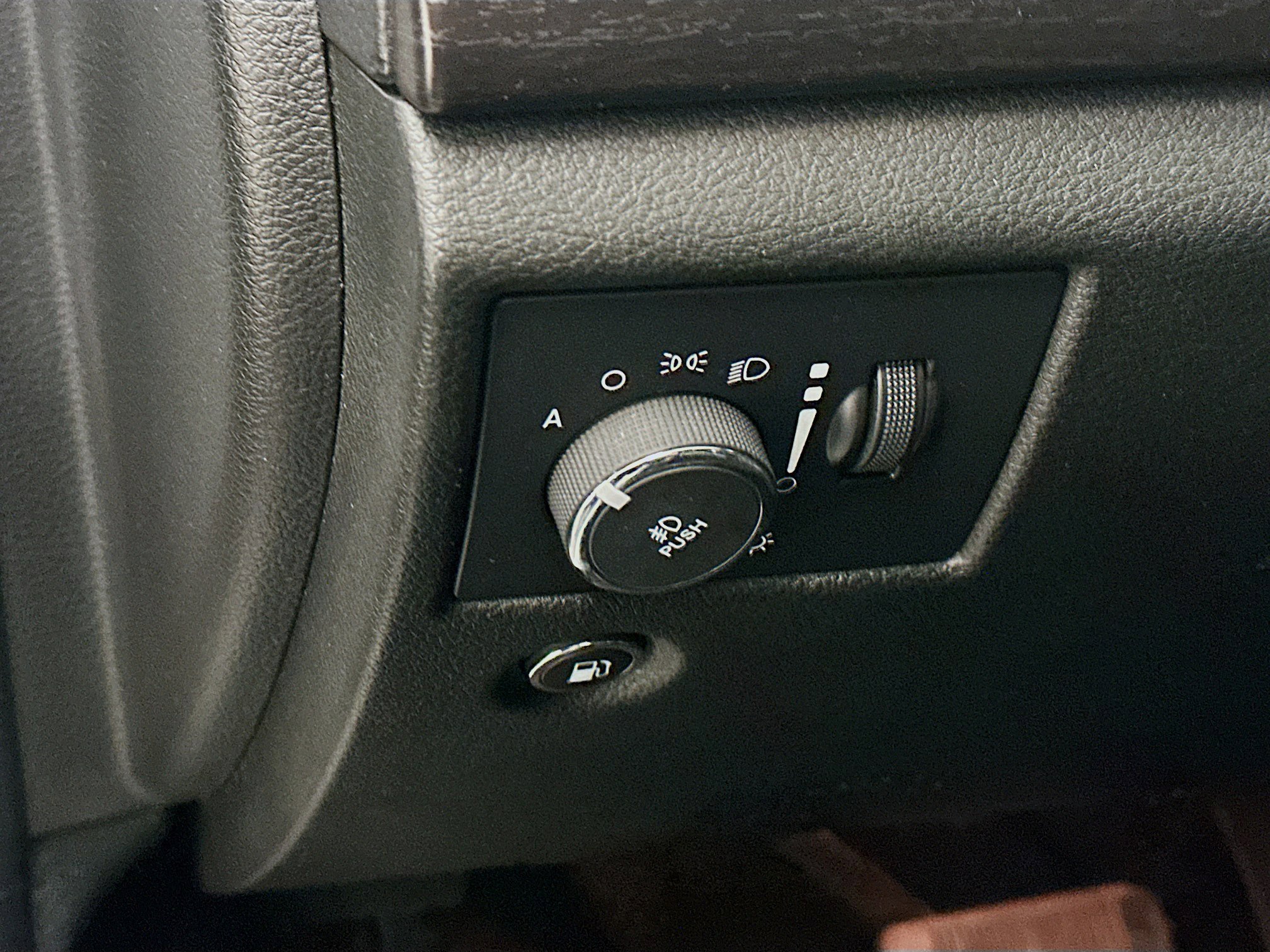 Used 2015 Jeep Grand Cherokee Altitude image 17