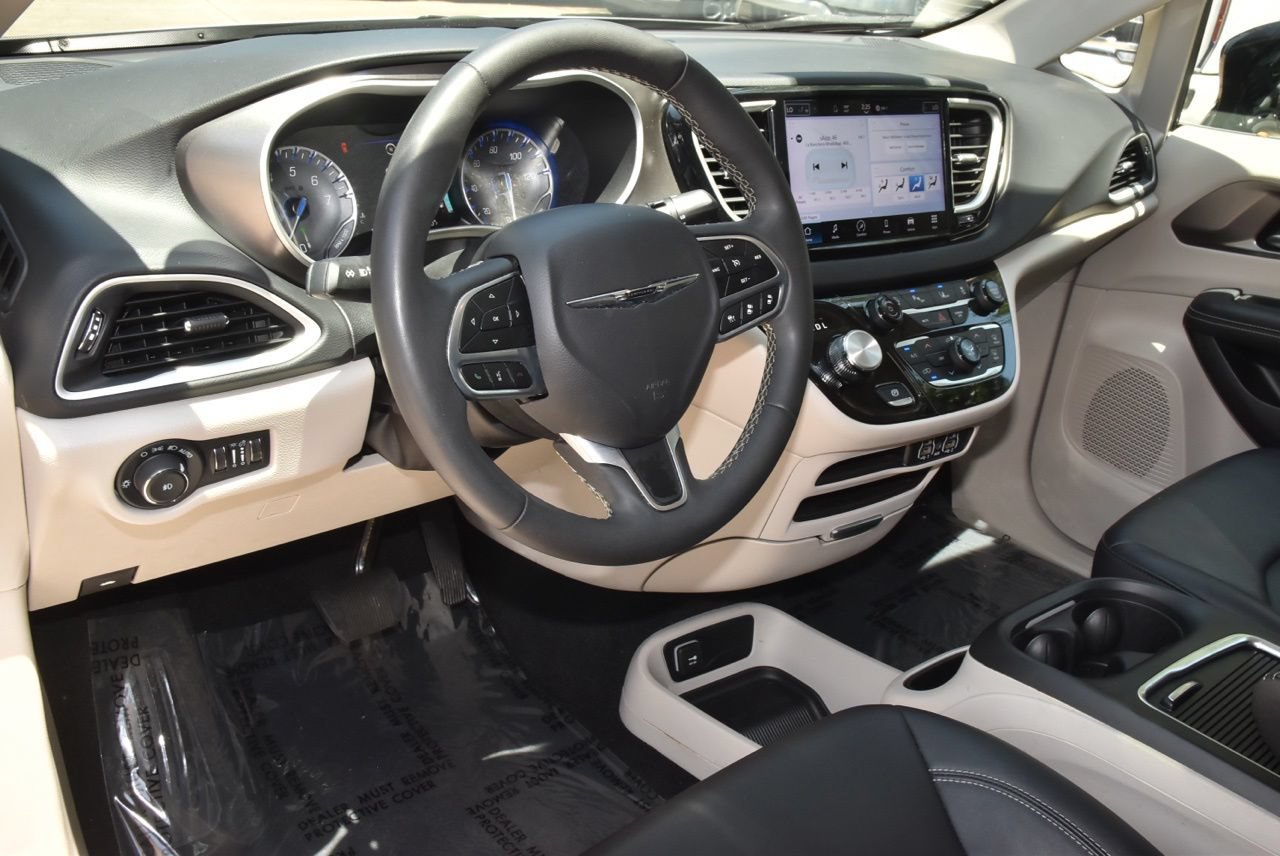 Used 2024 Chrysler Pacifica Touring-L FWD image 33