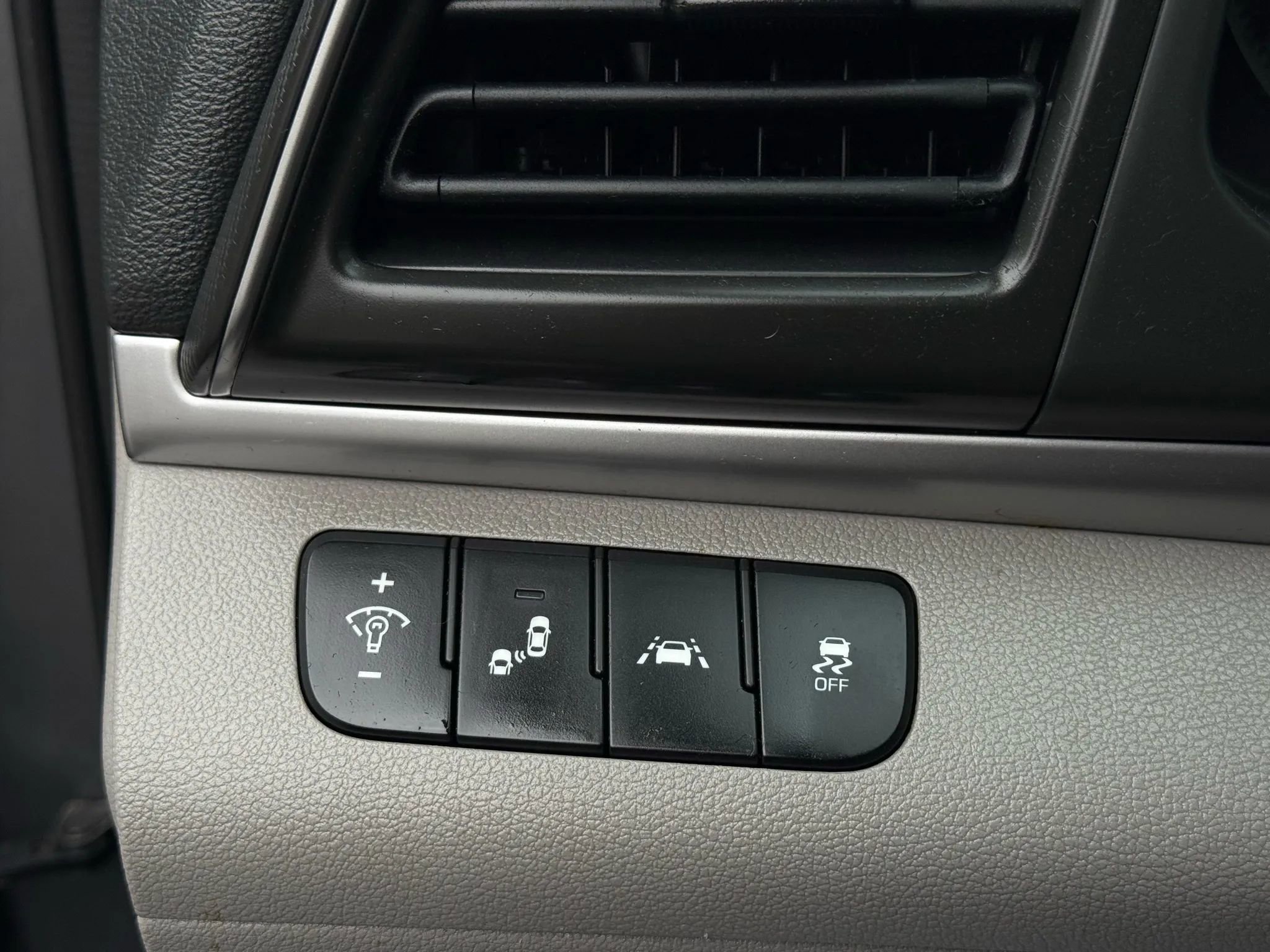 Used 2020 Hyundai Elantra SEL image 33