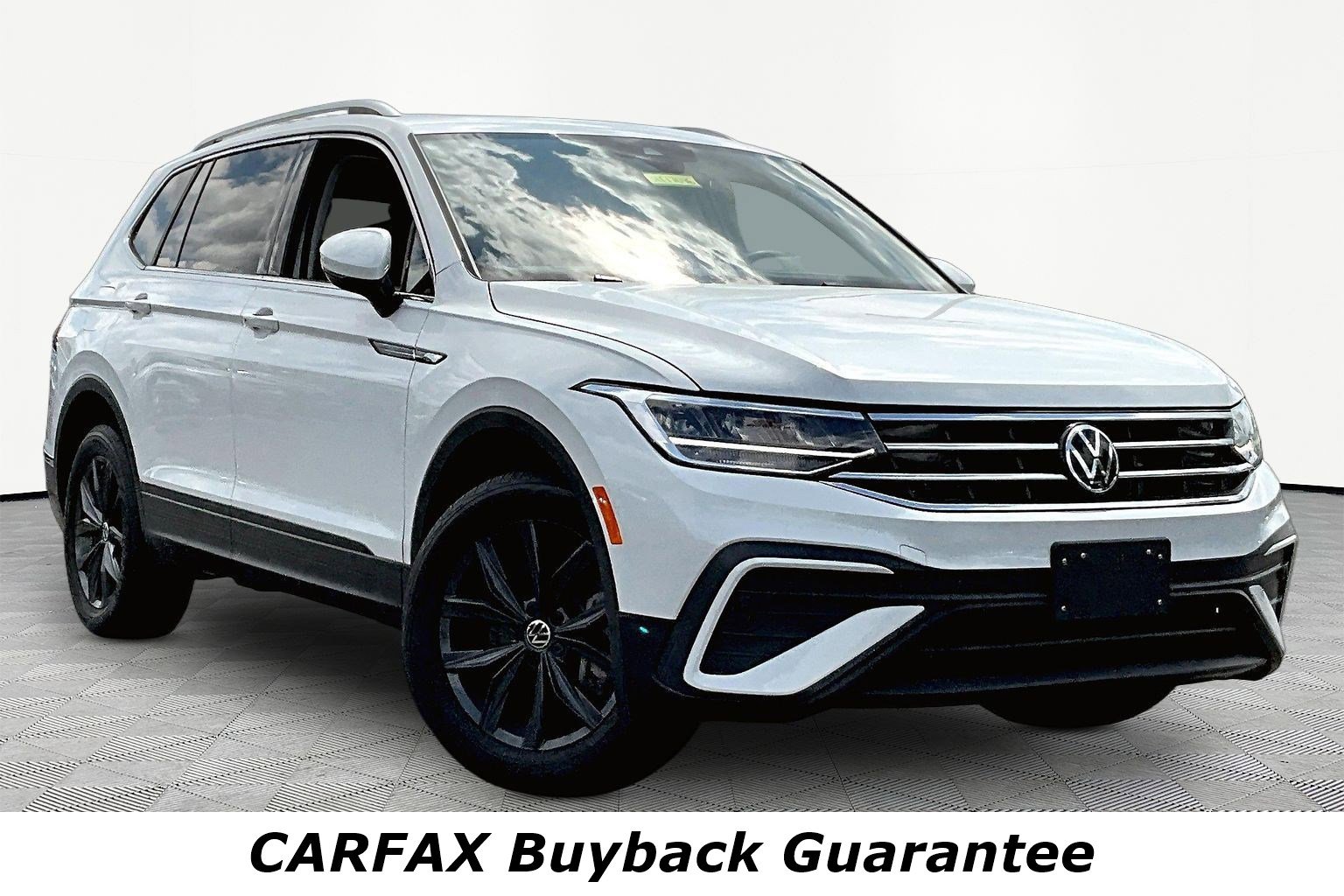Used 2023 Volkswagen Tiguan SE AWD/4WD image 3