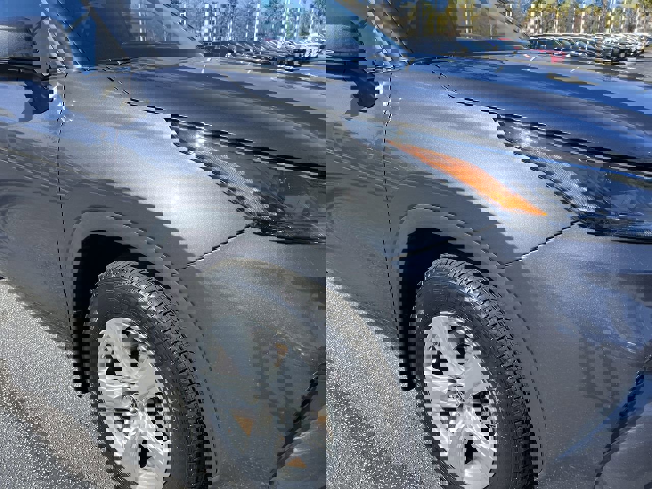 Used 2024 Toyota Highlander LE AWD/4WD image 2