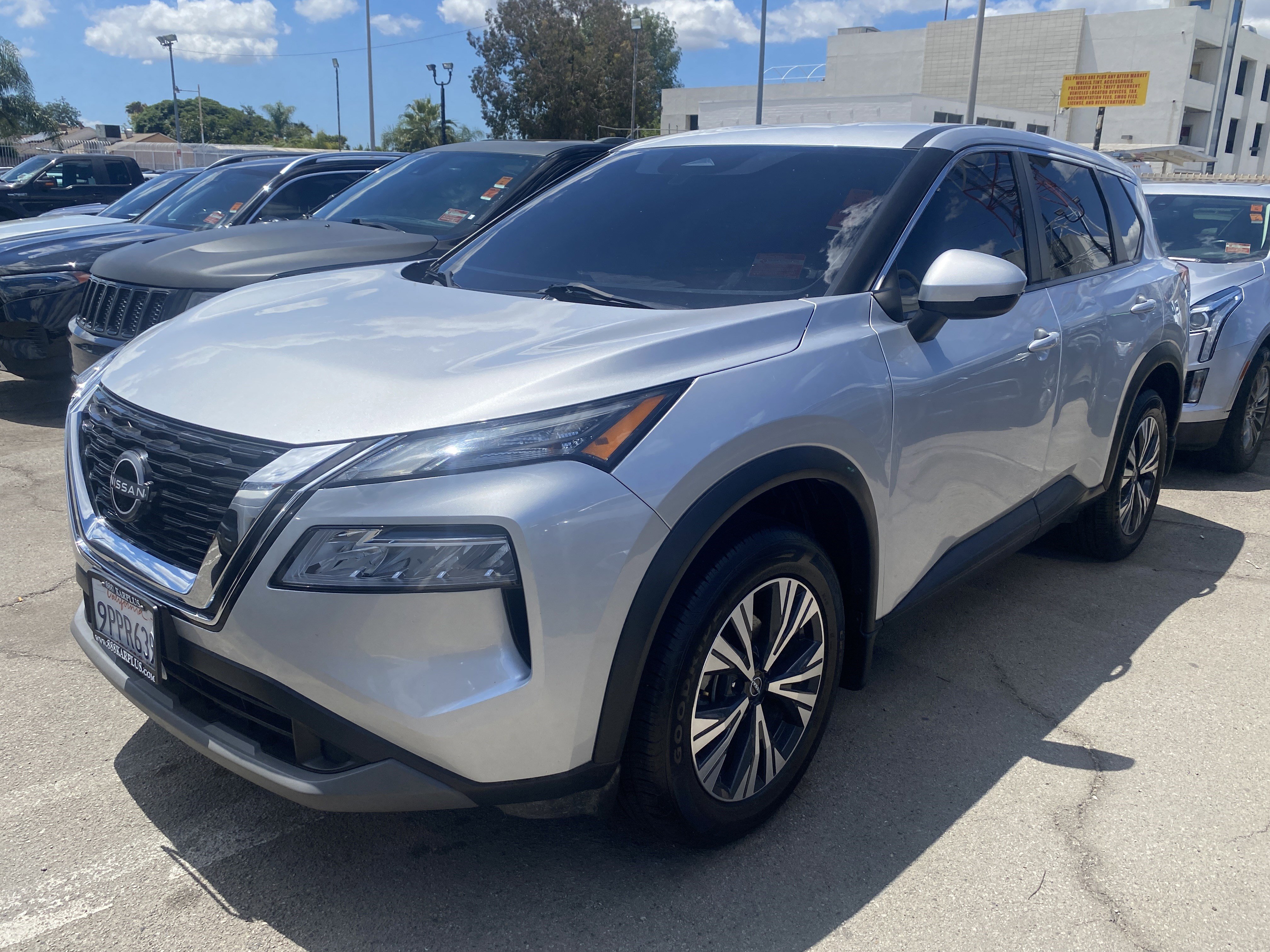 Used 2022 Nissan Rogue SV FWD image 2