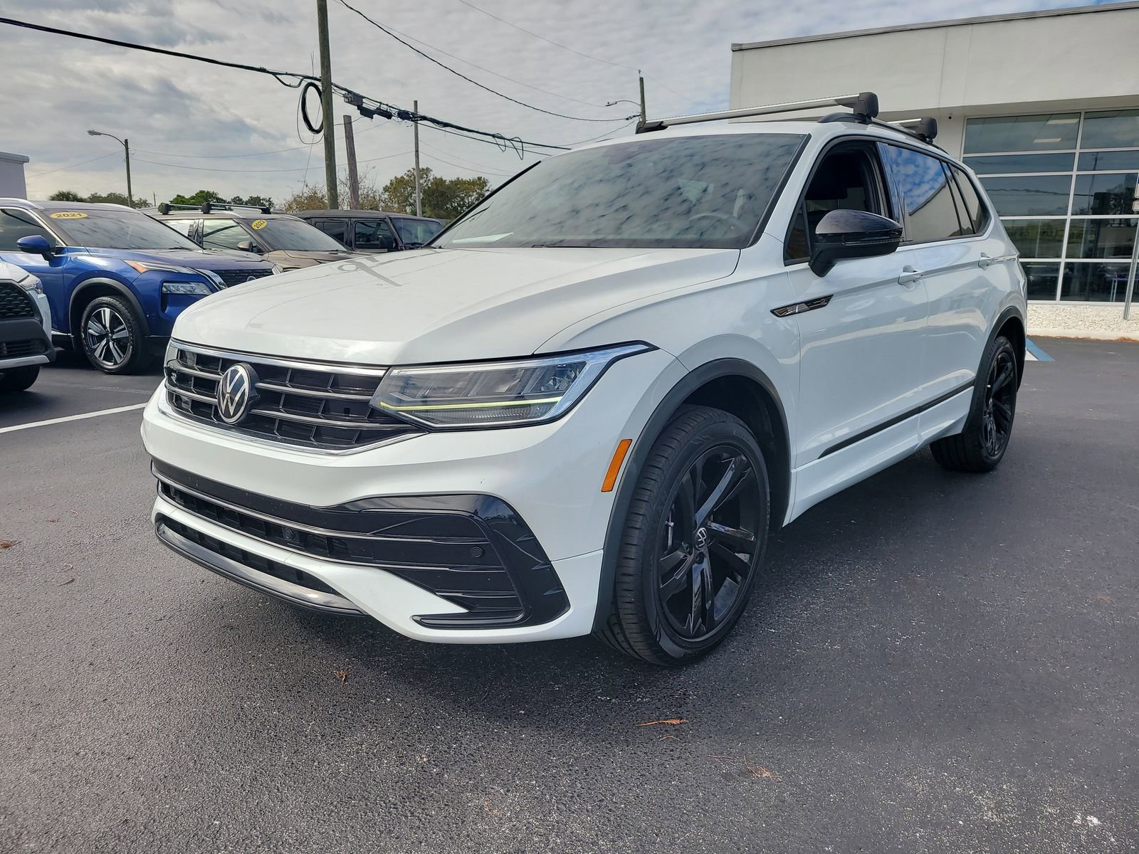 Used 2023 Volkswagen Tiguan SE R-Line image 4