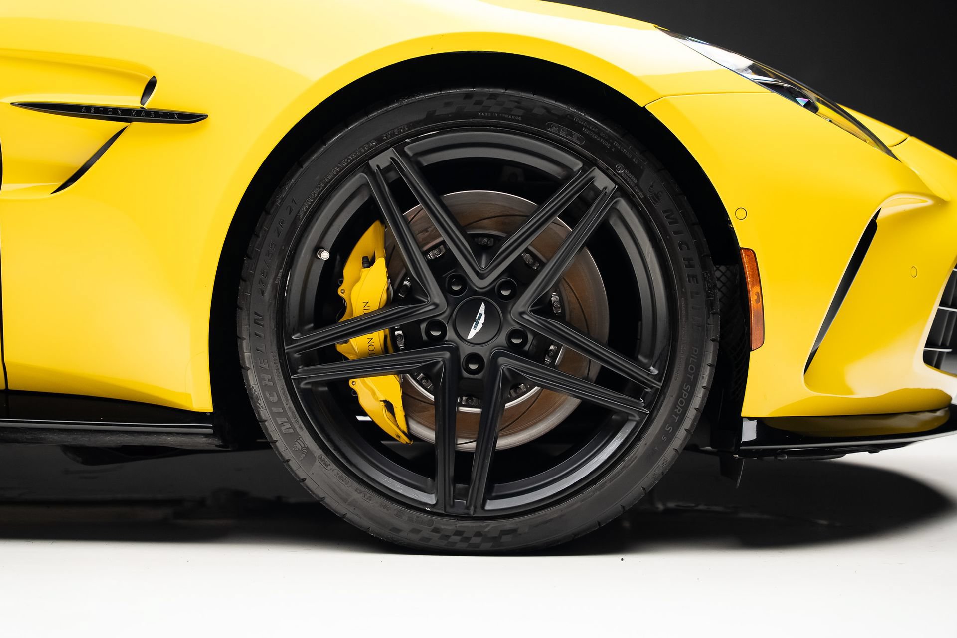 Used 2025 Aston Martin V8 Vantage Coupe RWD image 39