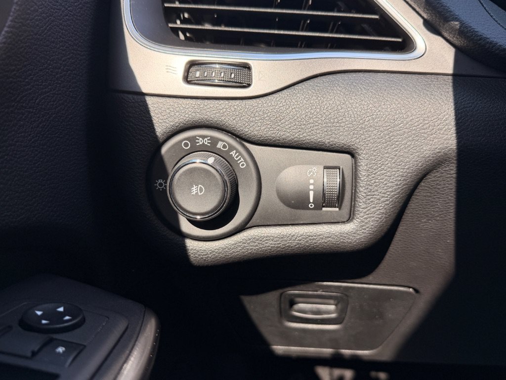 Used 2019 Jeep Cherokee Latitude w/ Popular Appearance Group FWD image 10