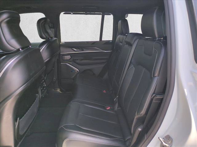 Used 2022 Jeep Grand Cherokee Overland w/ Luxury Tech Group IV AWD/4WD image 20