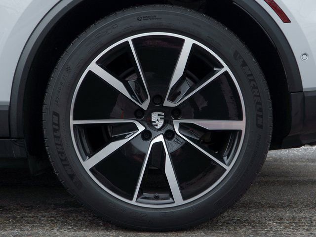 Certified 2025 Porsche Macan Electric image 13