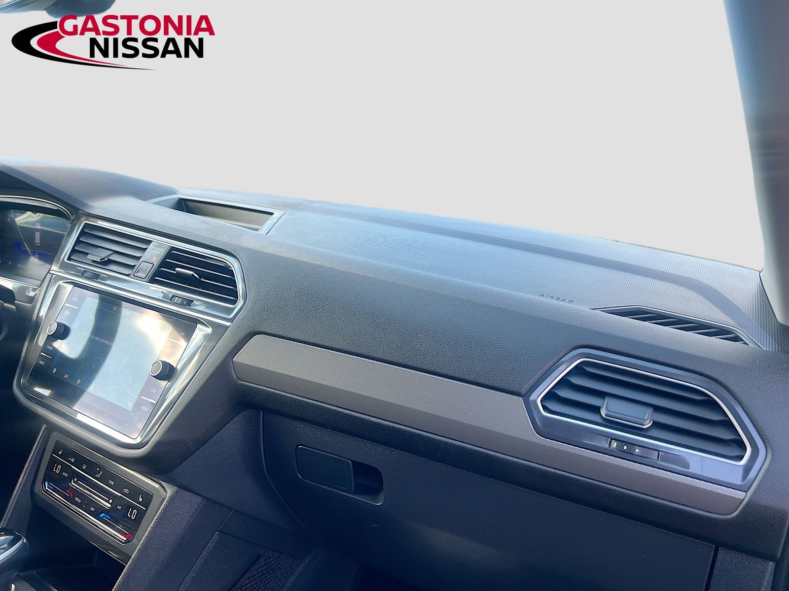 Used 2024 Volkswagen Tiguan SE image 39