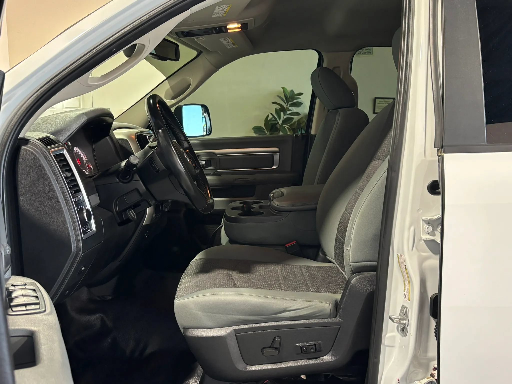 Used 2018 RAM 3500 SLT w/ Luxury Group AWD/4WD image 12