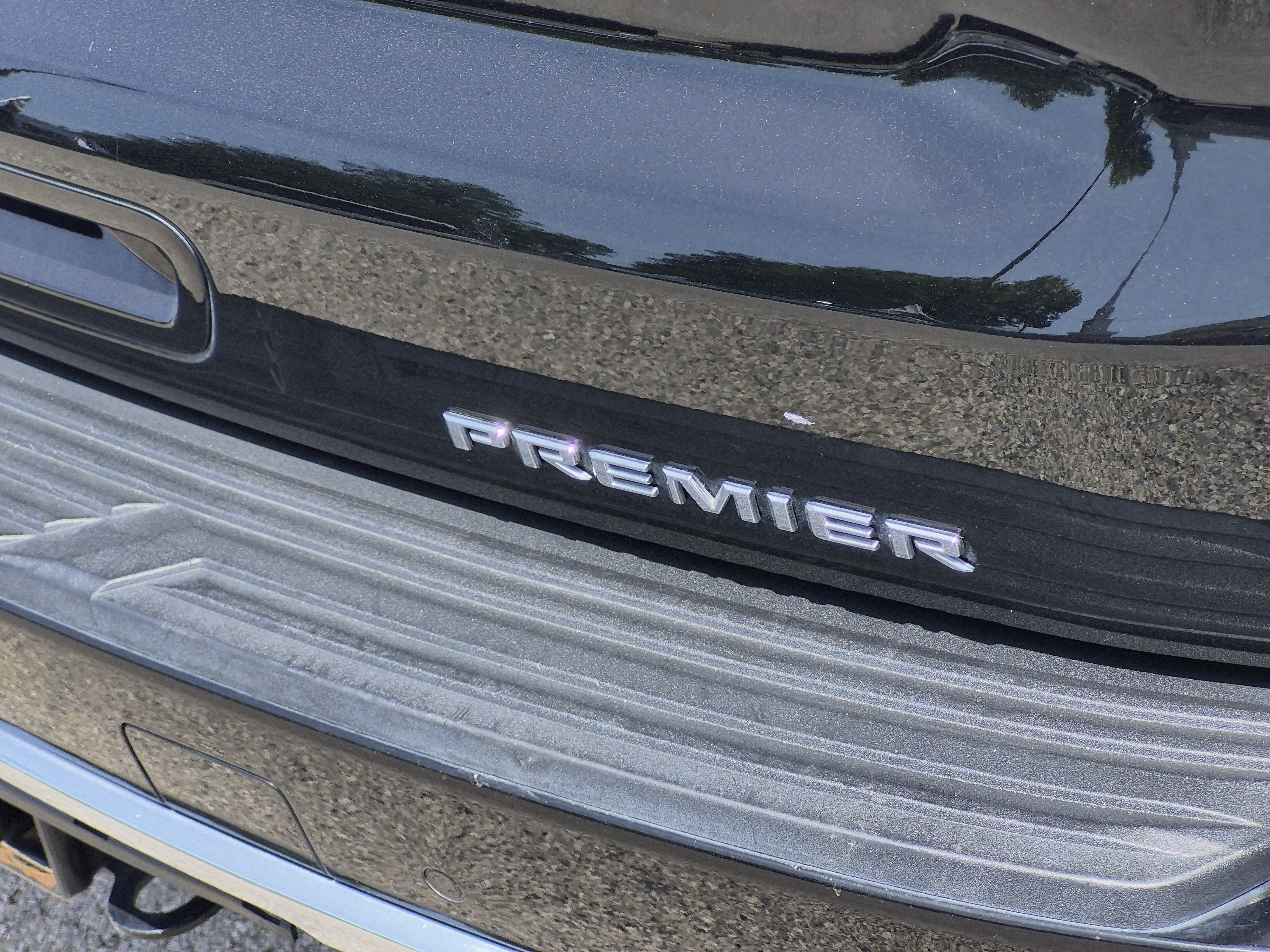 Used 2022 Chevrolet Suburban Premier w/ Max Trailering Package AWD/4WD image 8