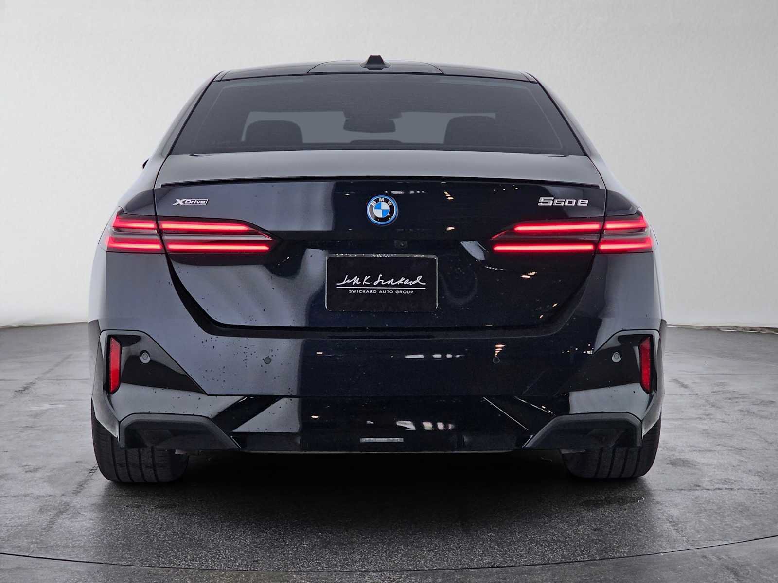 Used 2026 BMW 550e xDrive w/ Premium Package AWD/4WD image 4