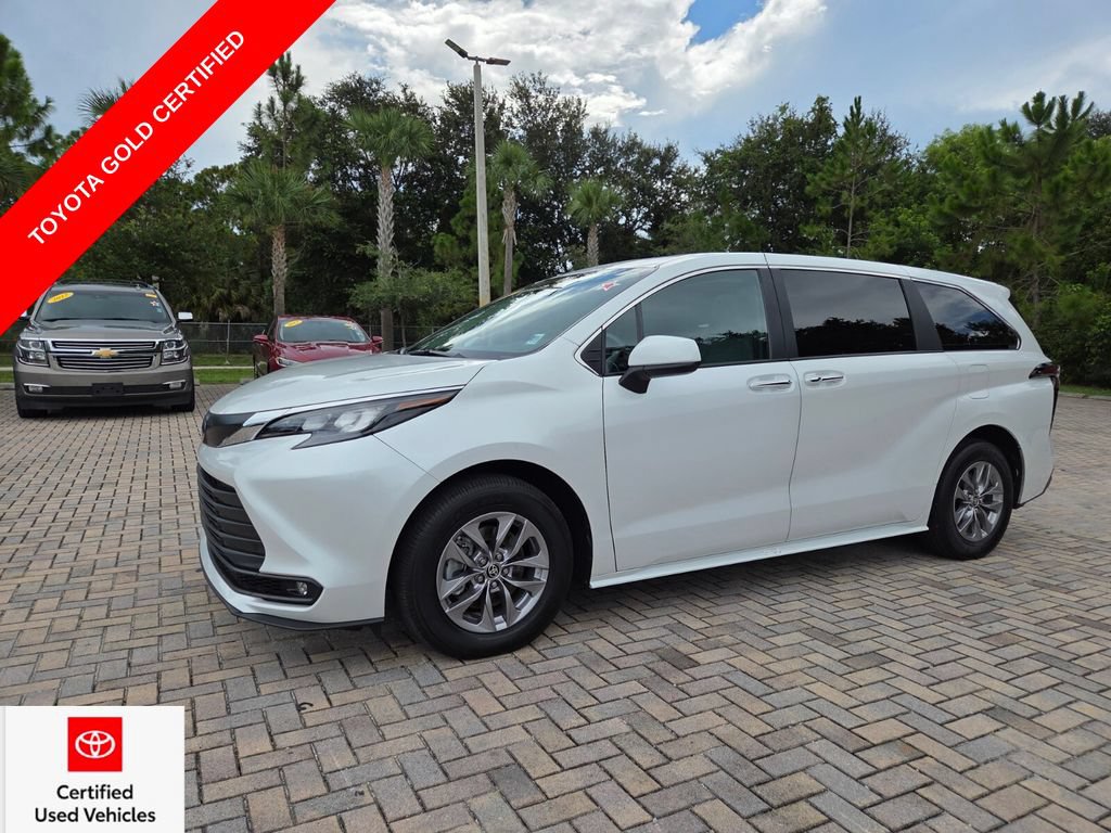 Certified 2025 Toyota Sienna XLE FWD image 3