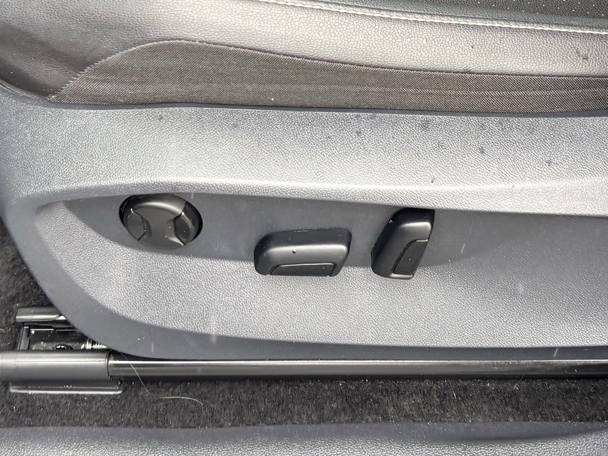 Certified 2023 Volkswagen Tiguan SE w/ Panoramic Sunroof Package image 17