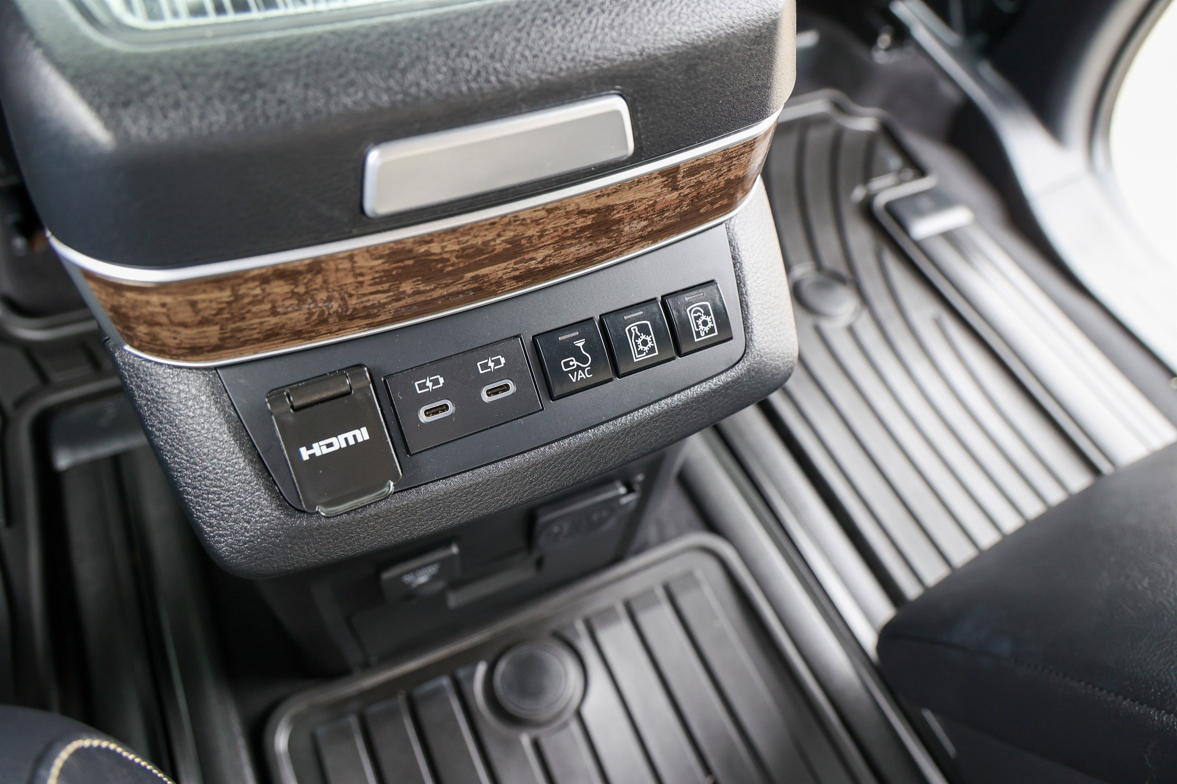 Used 2025 Toyota Sienna Platinum FWD image 38